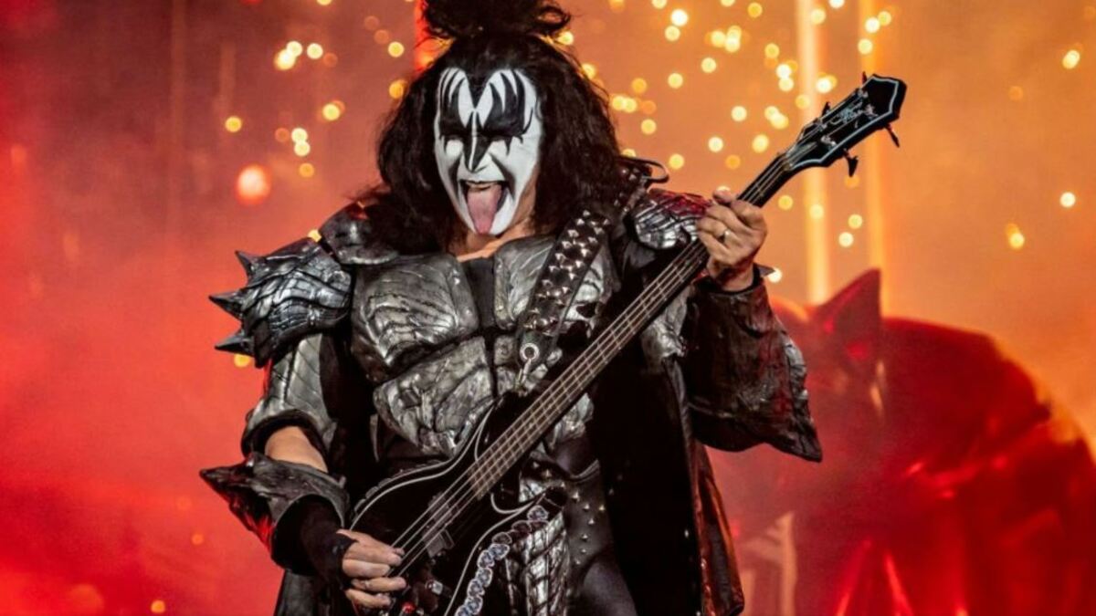Gene Simmons gets sick during KISS concert